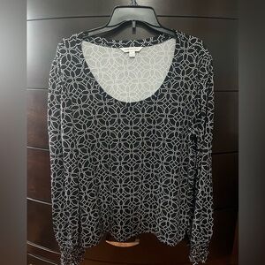 Women’s black and white rouched wrist top